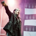marilyn-manson-in-una-foto-di-repertorio-durante-una-sua-performance